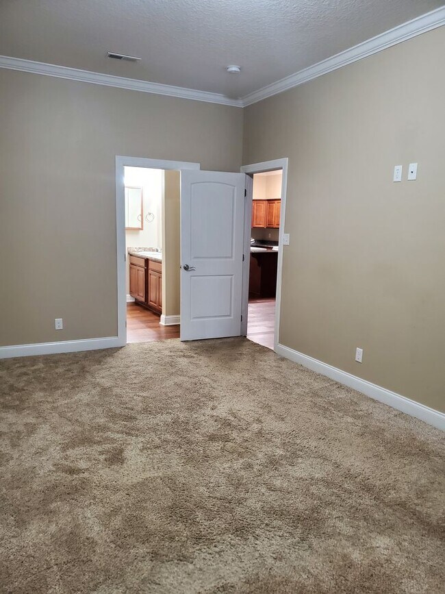 Building Photo - City of Maryville 37801 - 2 Bedrooms, 2 Bath Condo - Contact Karen Robertson (865) 454-7626