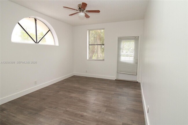 Building Photo - 1423 Avon Ln