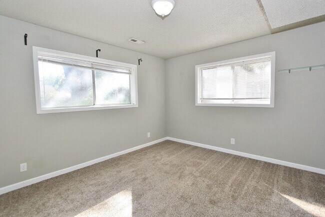 Building Photo - Spacious Home in Quiet Neighborhood