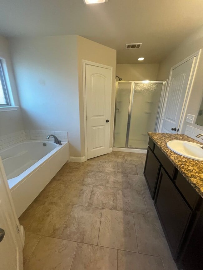 Building Photo - 3 Bedroom 2 bath home!