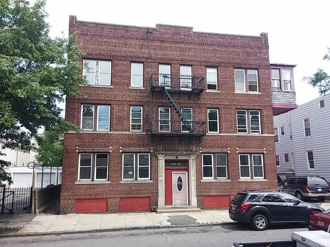 Building Photo - 151-153 Parker St