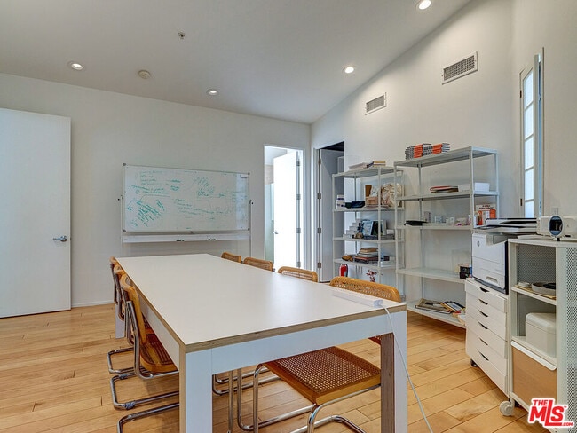 Building Photo - 2100 Abbot Kinney Blvd