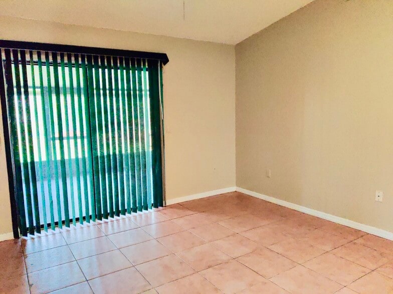 Building Photo - 1371 Melshire Ave