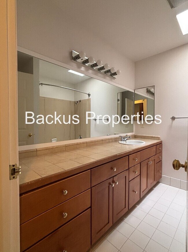 Building Photo - Beautiful three bedroom home in Carmel