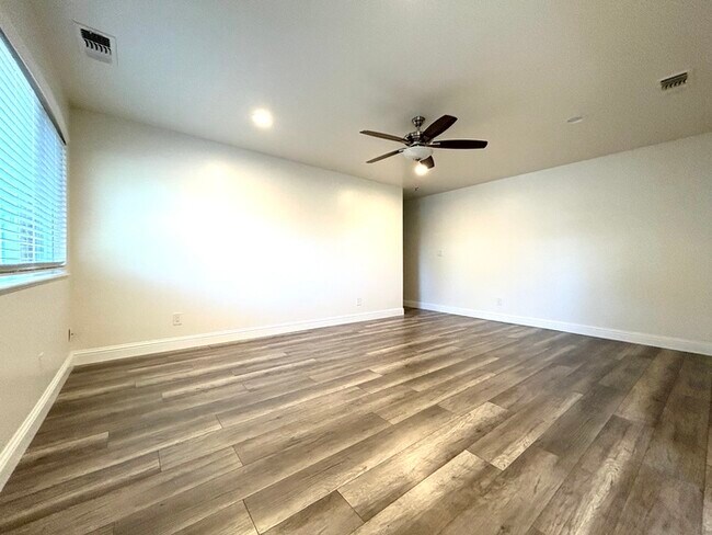Building Photo - Beautiful Updated 2 Bedroom 2 Bathroom - C...