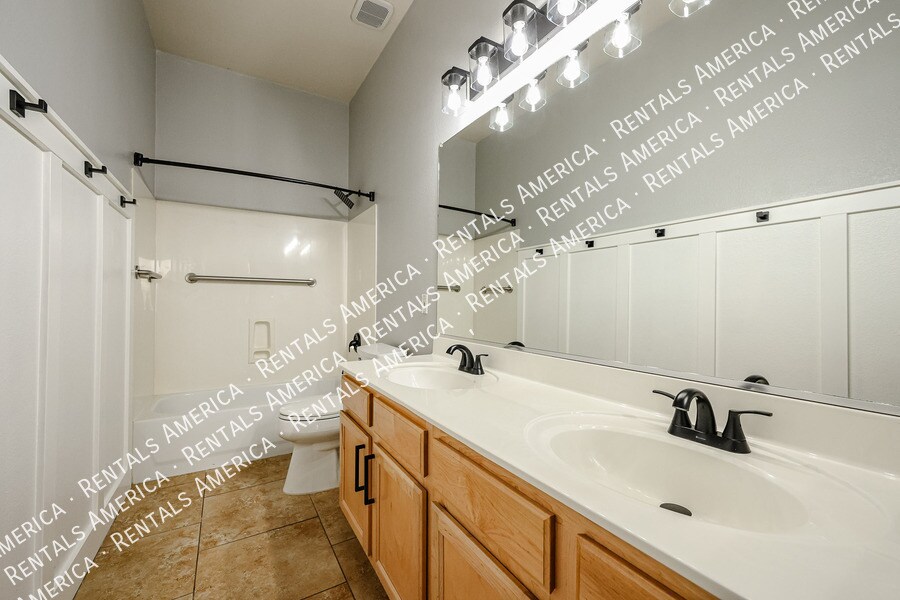 Building Photo - 9447 E Natal Ave