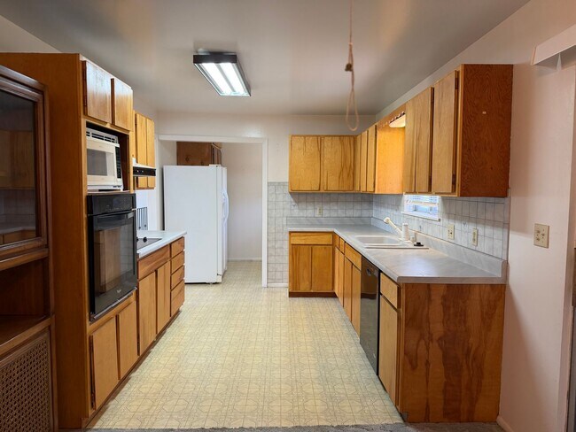 Building Photo - 2636 Hickory Dr
