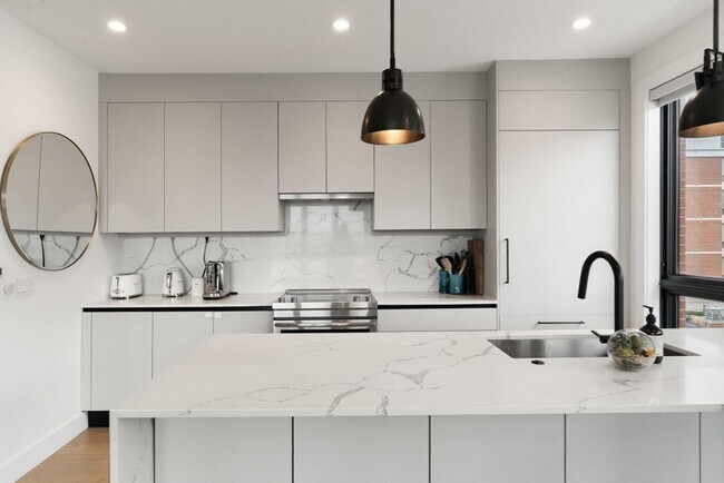 Building Photo - 75 W Broadway