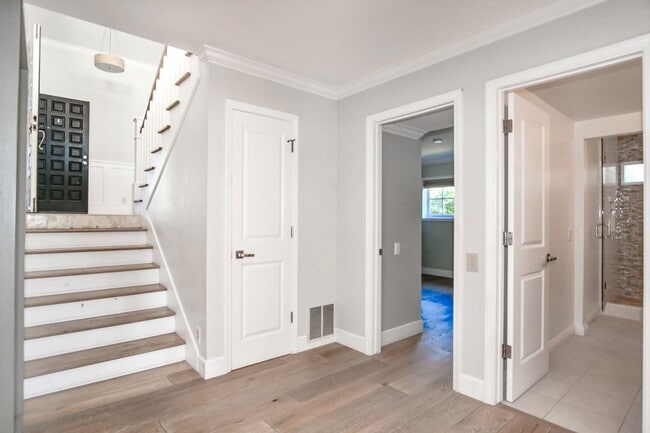 Building Photo - 7 Sandbar Dr