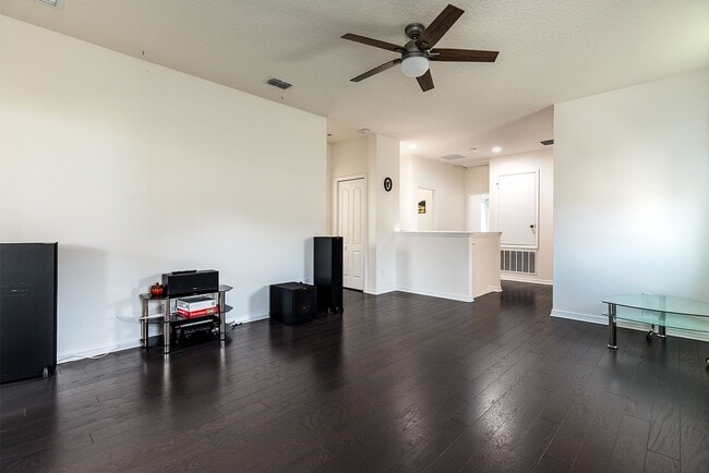 Building Photo - AMAZING 2 STORY HOME AVAILABLE AND BEAUTIFUL!