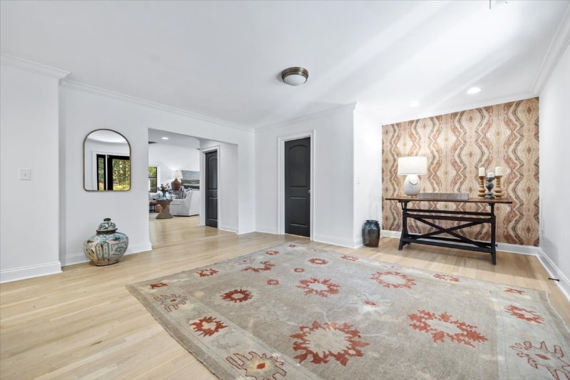 Building Photo - 3565 Lake Dr SE