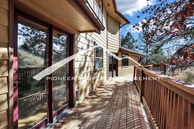 Building Photo - 5 bedroom, 3.5 bath home in North West Colorado Springs
