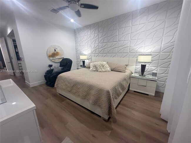 Building Photo - 6923 Julia Gardens Dr