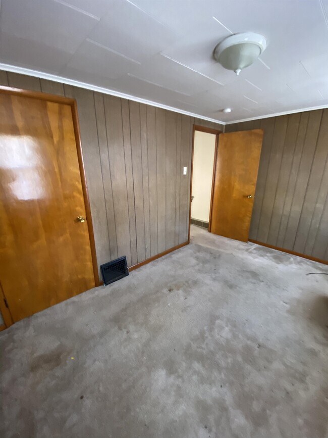 Building Photo - 908 Fallowfield Ave