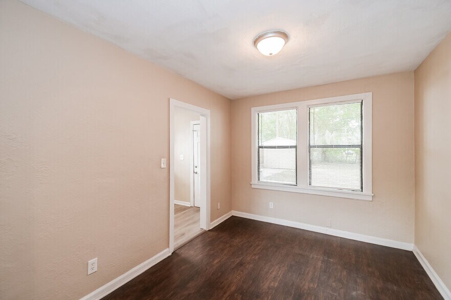 Building Photo - 346 W 68th St