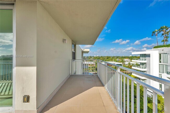 Building Photo - 9500 W Bay Harbor Dr