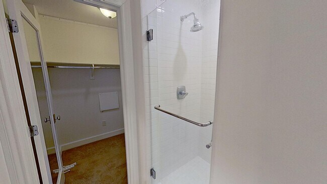 Building Photo - Gorgeous 3 Bedroom 2.5 Bath Townhome