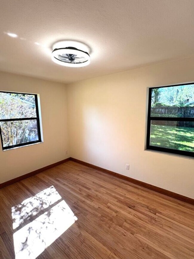 Building Photo - Immaculate, fully remodeled home in the hi...