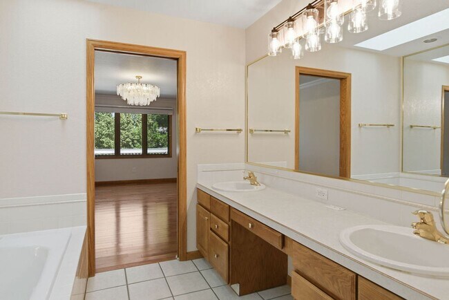 Building Photo - 4 Bedroom 3 Bathroom Duplex in Emerald Glen