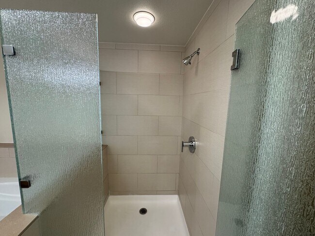 Building Photo - Beautiful third level 2 bedroom condo in the Mercer