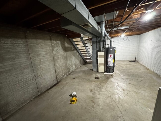 Building Photo - 725 W 61st St