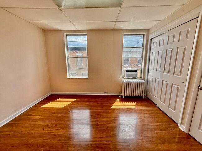 Building Photo - Spacious 3 BR / 1 BA HOUSE in Great South Philly location w/ Hardwood Flooring-Nice Kitchen-Washe...