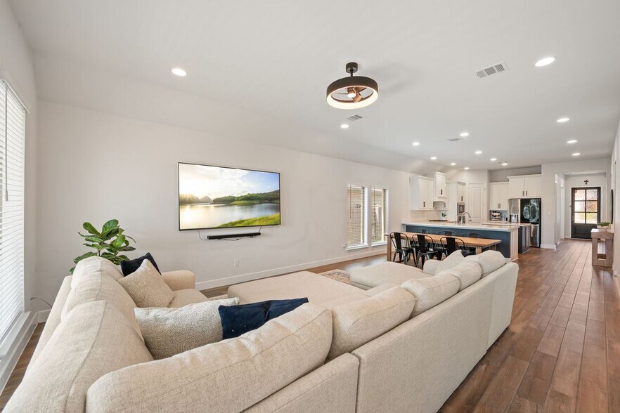 Building Photo - 343 Eagle Ford Dr