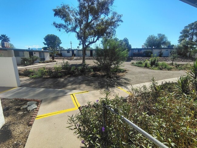 Building Photo - 4001 S Winter Palm Dr