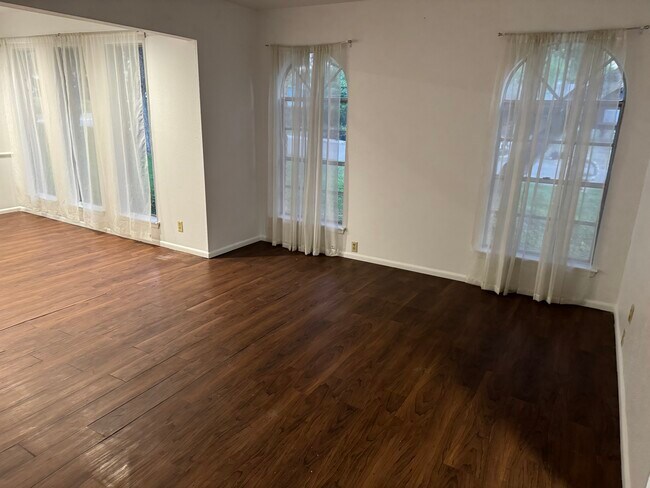 Building Photo - 200 Shalimar Dr