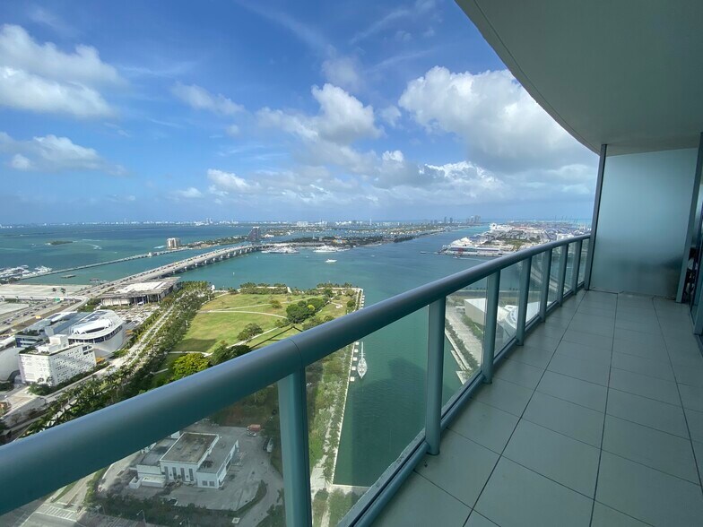Building Photo - 888 Biscayne Blvd
