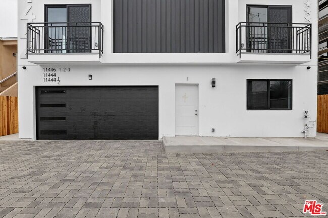 Building Photo - 11446 Oxnard St