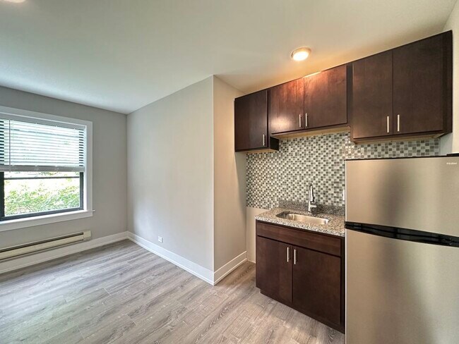 Building Photo - 4551 N Damen Ave