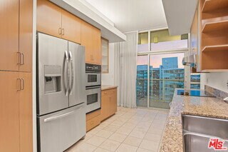 Building Photo - 13700 Marina Pointe Dr