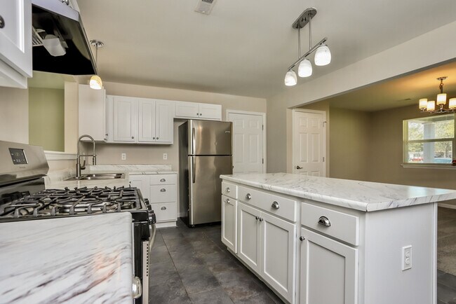 Building Photo - Fantastic 3bd/2ba home! Coming soon!