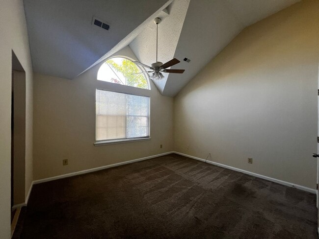 Building Photo - Townhome For Rent In Virginia Beach