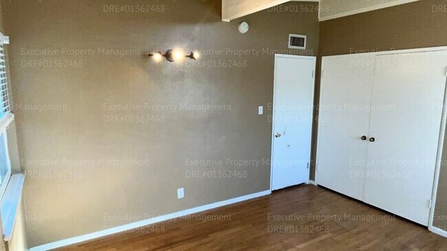 Building Photo - 3 bedroom/ 1.5 bathroom home with a detach...