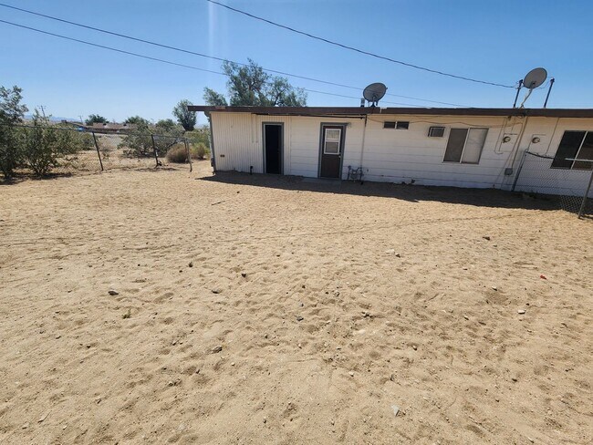 Building Photo - Ocotillo Ave Apt 5826-5828