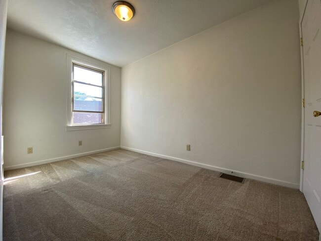 Building Photo - Spacious Two Bedroom Townhouse in Squirrel Hill! Fully Equipped Kitchen & W/D Included! Call Today