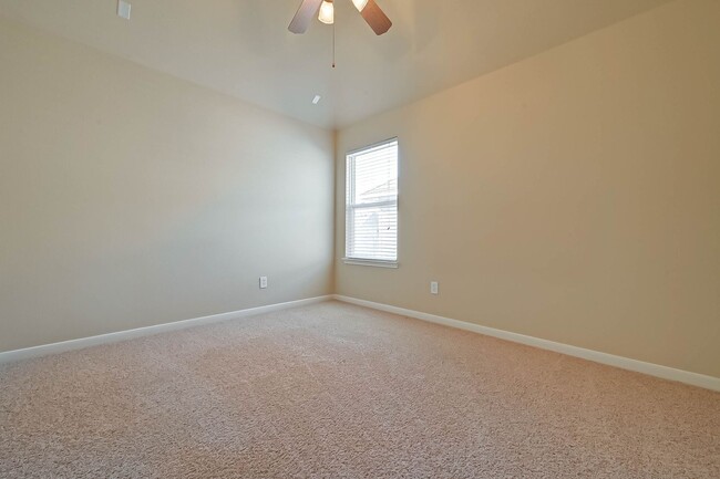 Building Photo - Two-story, 4BD/2.5BR renovated home in Fie...