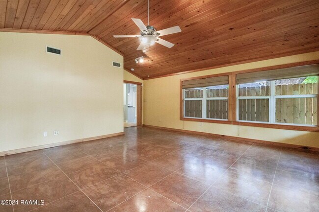Building Photo - 325 Alice Dr