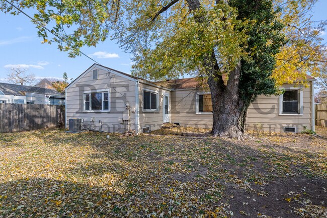 Building Photo - 1925 S Elizabeth