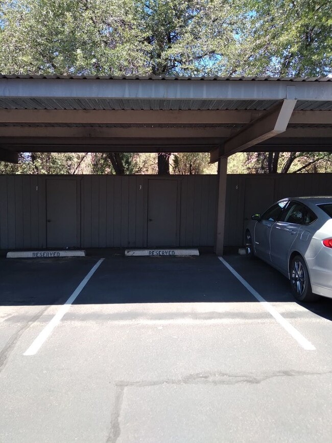 Building Photo - 3 bed / 2 bath Condo Available