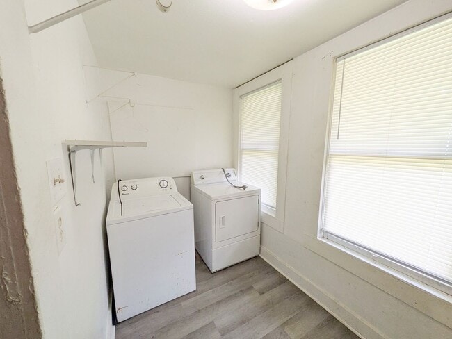 Building Photo - 1491 Brockman St