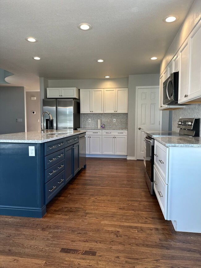 Building Photo - Stunning and HUGE 5BD/3.5BA in Paint Brush...