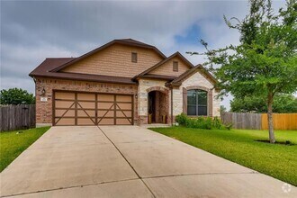 Building Photo - Large 4 Bedroom 3.5 Bath Now Avaliable