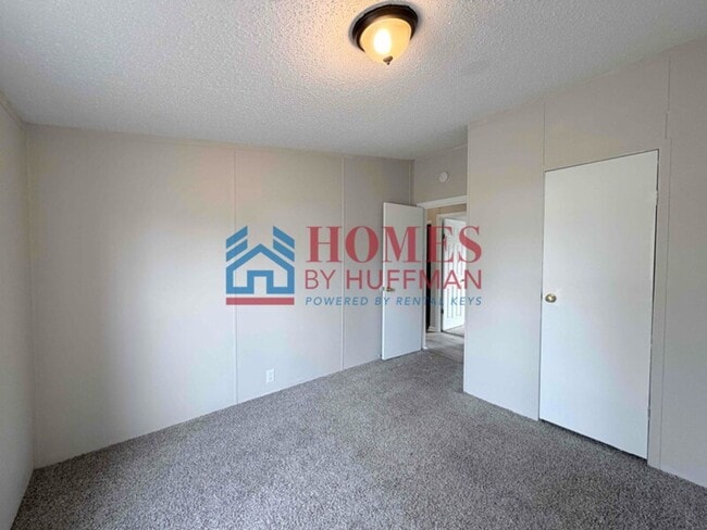Building Photo - Three Bedroom | Two Bath House