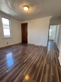 Building Photo - 2 bed/1 bathroom duplex
