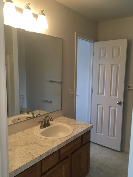 2nd floor bath - 809 Scotch Pine Dr