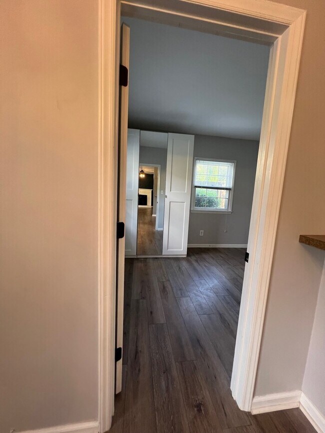 Building Photo - Charming 2-Bedroom in a Highly Sought-Afte...