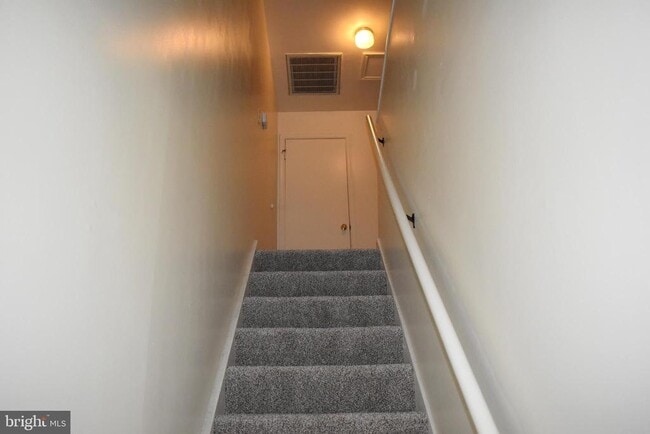 Building Photo - 1121 Stanley Ave